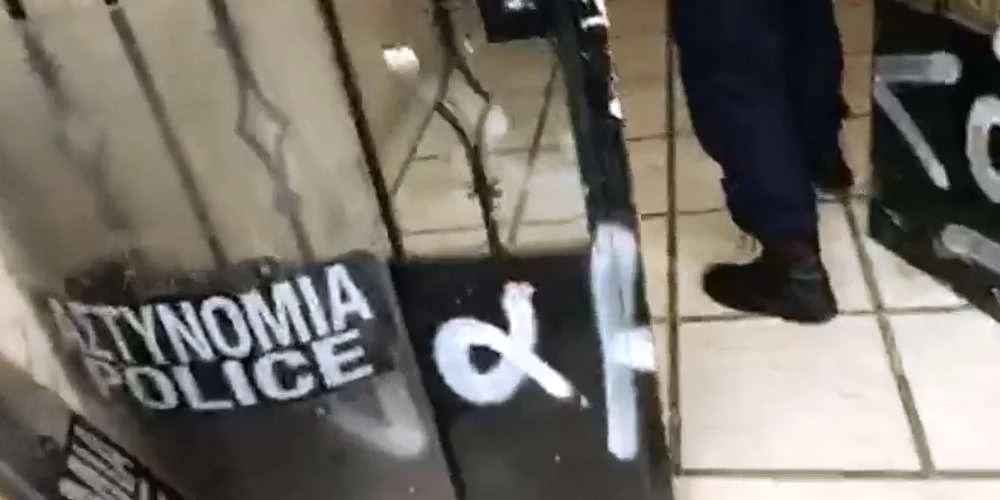 Επεισόδια σε συμβολαιογραφικό γραφείο – Μάχες σώμα με σώμα διαδηλωτών και ΜΑΤ (βίντεο)